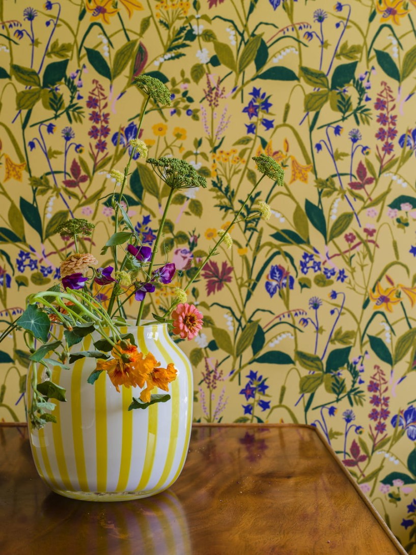 Boras Tapeter 1963 Icons Gocken Jobs Ros och Lilja - tapeta w letnie kwiaty