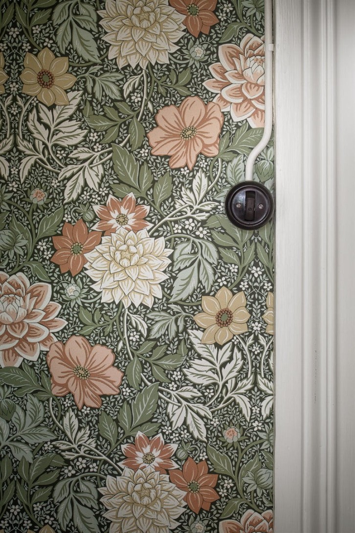 Boras Tapeter 7666 Icons Dahlia Garden Green - tapeta w kwiaty dalii