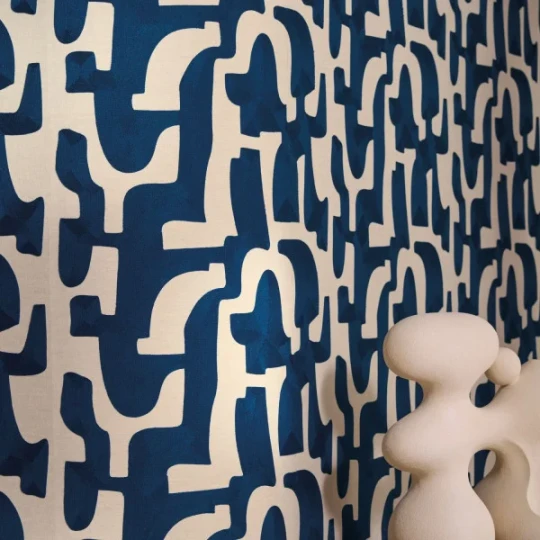 Casamance 71630350 Linessence 2 Monodie Bleu Craie - tapeta w haftowany wzór na lnianej bawełnie