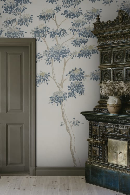 Sandberg S10526 Tradgarden Wilhelm Blue - mural w korony drzew