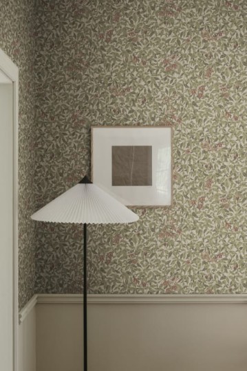 Sandberg S10557 Tradgarden Linnea Burgundy - tapeta z krzewem