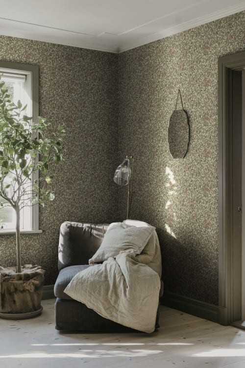 Sandberg S10557 Tradgarden Linnea Burgundy - tapeta z krzewem