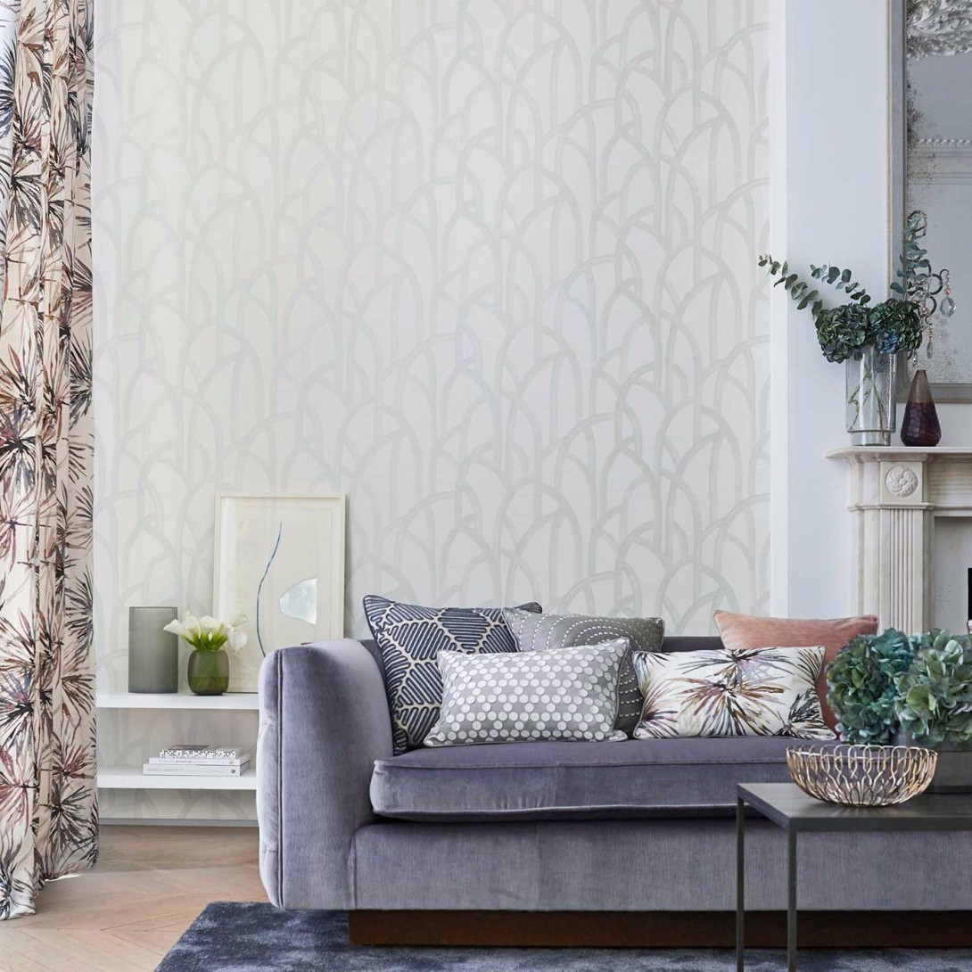 Harlequin 111581 Reflect Meso Dove – tapeta w łuki przypominające pociągnięcia pędzla