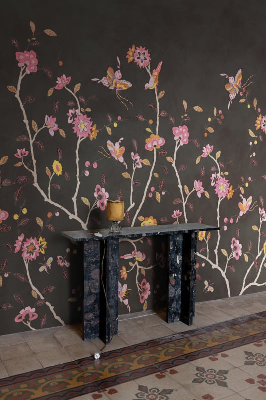 Rebel Walls R20362 Poetic Whispering Petals Black - mural w ręcznie malowane kwiaty