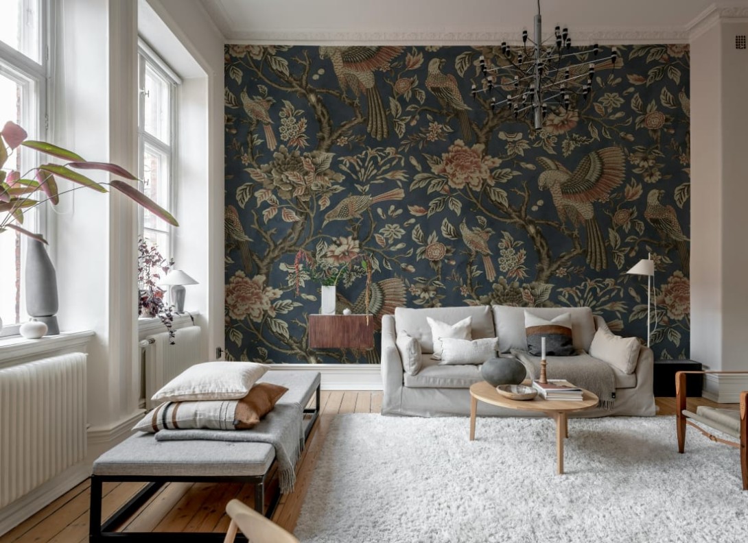 Rebel Walls R20971 Poetic Wings in Bloom Dark Blue - mural w ptaki i kwiaty o fakturze tkaniny