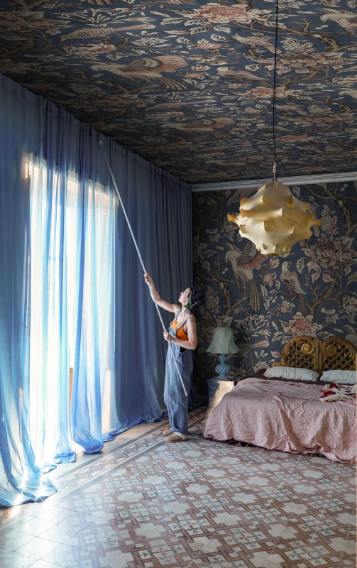 Rebel Walls R20971 Poetic Wings in Bloom Dark Blue - mural w ptaki i kwiaty o fakturze tkaniny