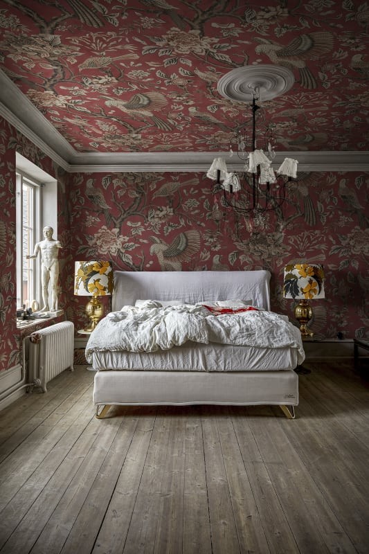 Rebel Walls R20968 Poetic Wings in Bloom Red - mural w ptaki i kwiaty o fakturze tkaniny