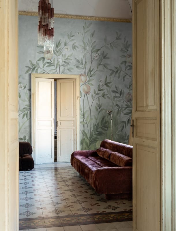 Rebel Walls R20347 Poetic Pome Greenery Summer Green - mural w drzewa owocowe w stylu chinoiserie