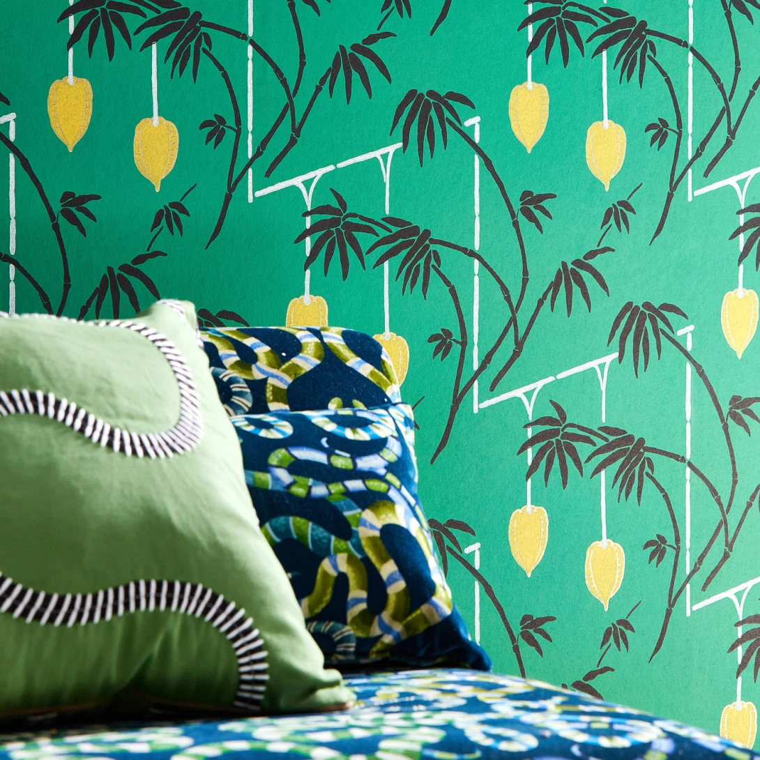 Harlequin 112938 Colour 3 Kimiko Bottle Green – tapeta w kwiaty lampionu chińskiego