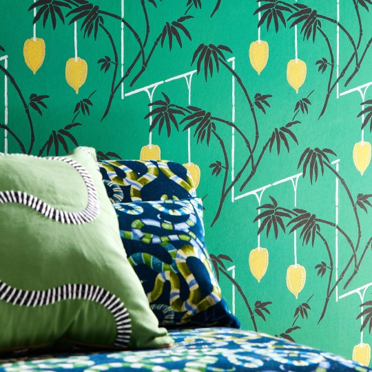 Harlequin 112938 Colour 3 Kimiko Bottle Green – tapeta w kwiaty lampionu chińskiego