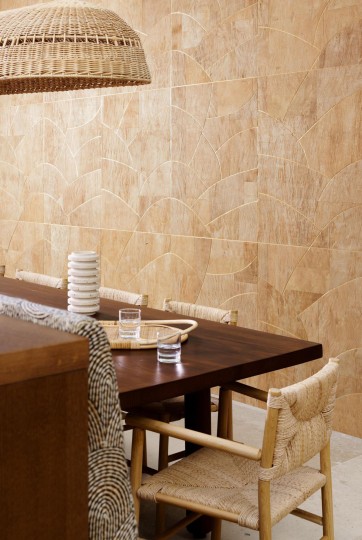 Arte 40710 Melaky Rubra Champagne White - tapeta w geometryczny wzór z kory morwy na metalicznym tle