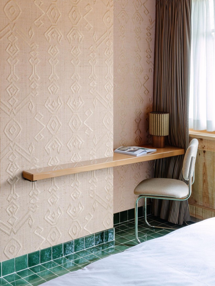 Arte 15702 Icarus Indomito Jute - tapeta haftowana na tle z rafii