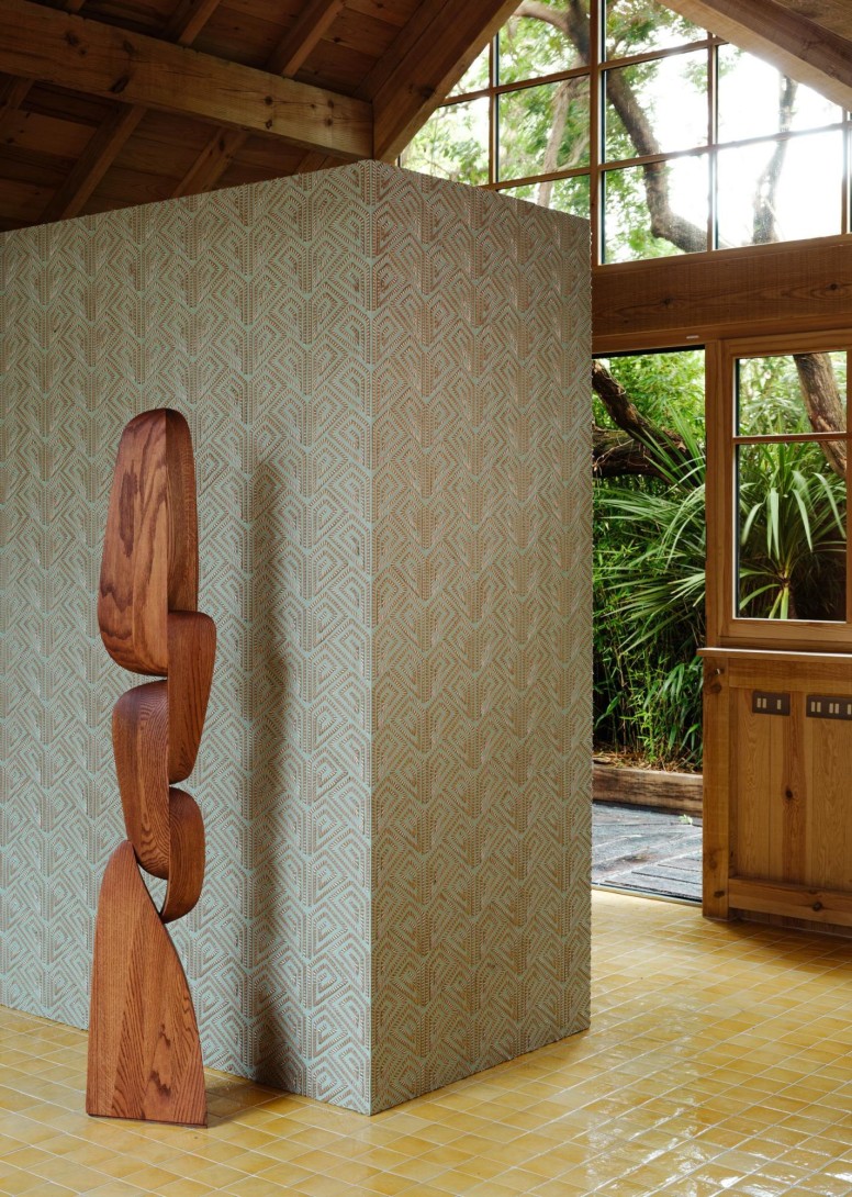 Arte 15715 Icarus Alata Amaranth - tapeta haftowana na tle z sizalu