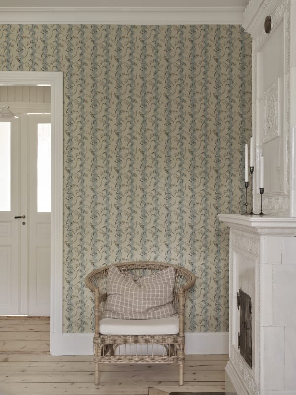 Sandberg S10611 Herbarium Beatrice Misty Blue – mural kwiatowa winorośl