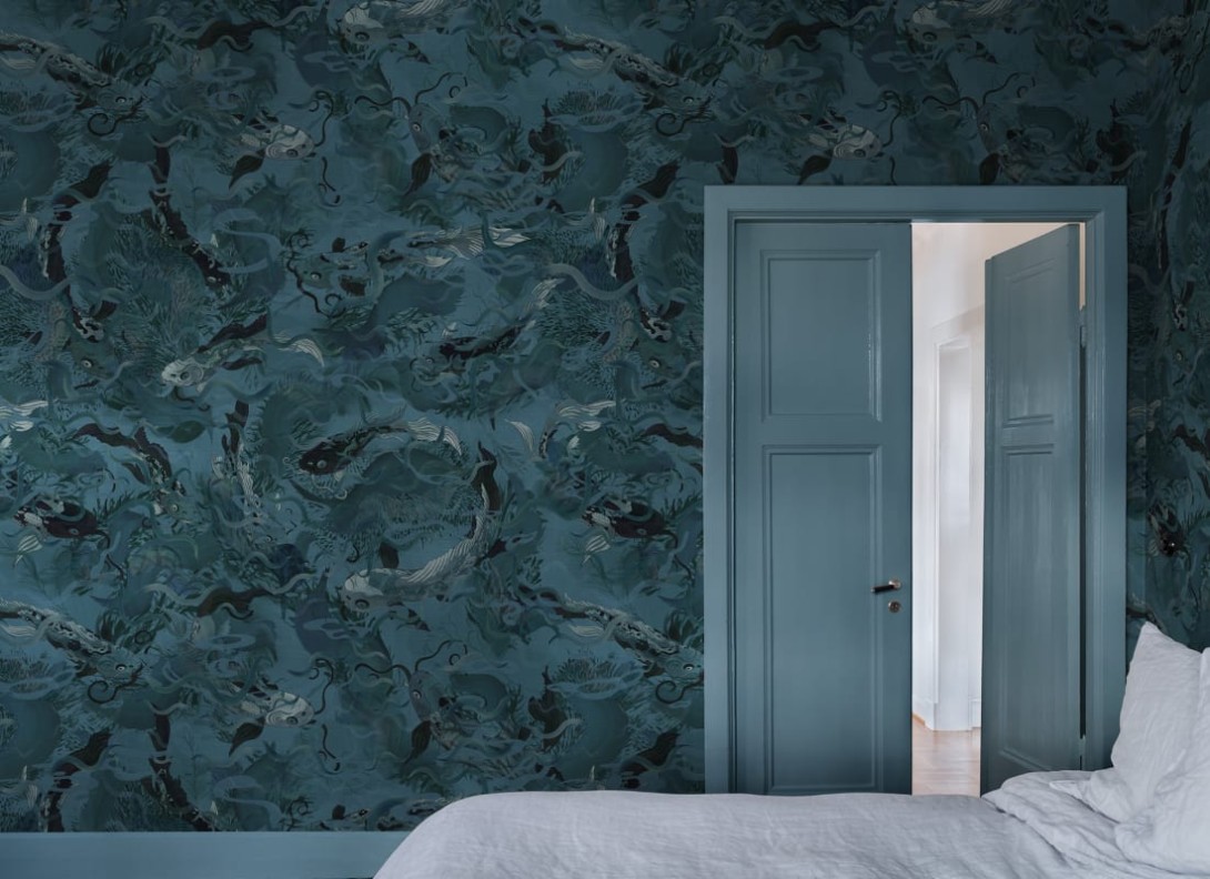 Rebel Walls R21023 Sam Wilde Atlantis Fish Dark - mural w rybki koi