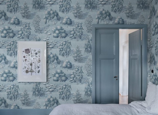 Rebel Walls R21042 Sam Wilde Yggdrasil Forest Blue - mural w drzewa