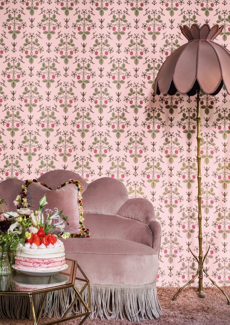 Cole & Son 127/2013 Classics Collection Vol. I Strawberry Chelsea Pink – tapeta roślinna w truskawki