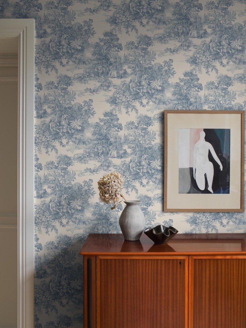 Boras Tapeter 7767 Adorn Toile de Jouy Blue – tapeta z botanicznym krajobrazem