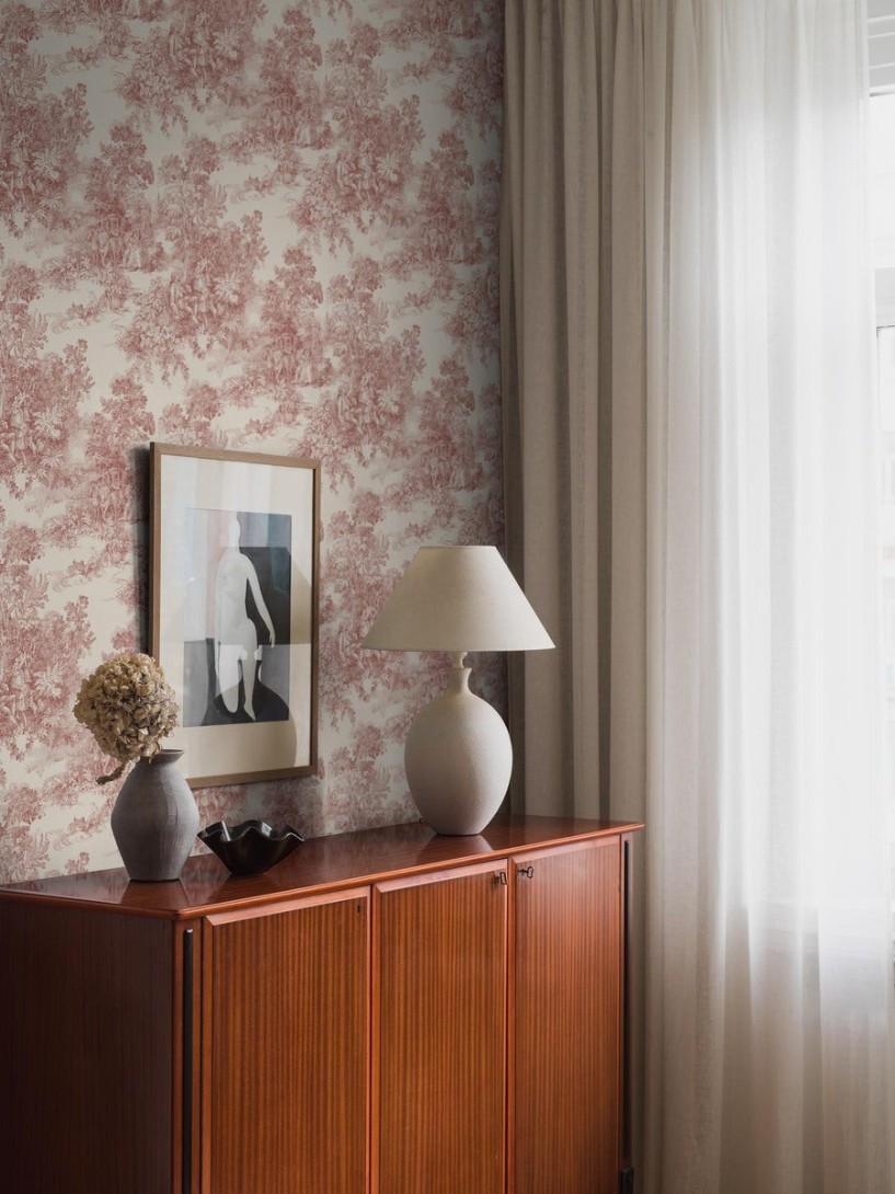 Boras Tapeter 7768 Adorn Toile de Jouy Red – tapeta z botanicznym krajobrazem