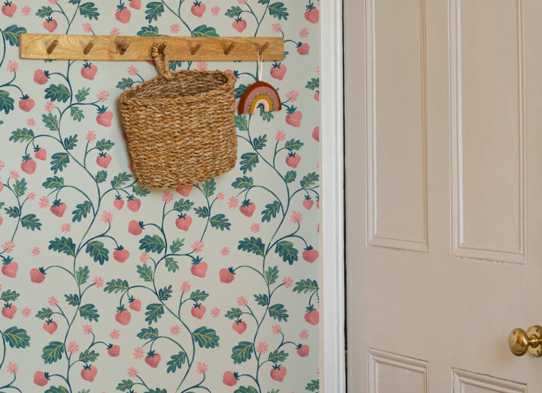 Hovia FR5442MU07R Little Strawberry Blue - tapeta w truskawki