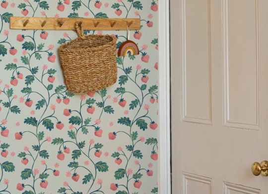 Hovia FR5442MU07R Little Strawberry Blue - tapeta w truskawki