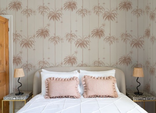 Hovia TR5615PI04R Queen Palm Rose - tapeta w palmy i paski