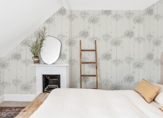 Hovia TR5616NE04R Queen Palm Greige - tapeta w palmy i paski