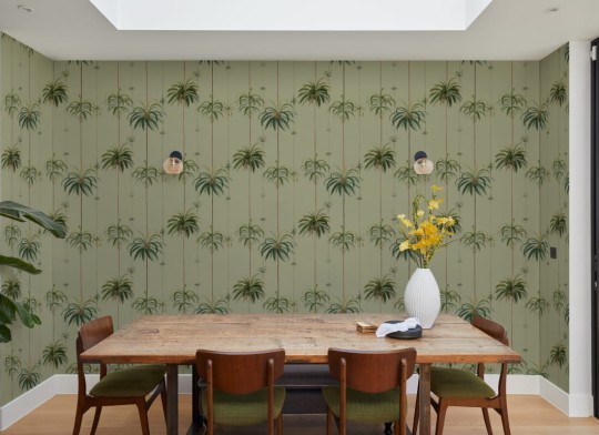 Hovia TR5617GR04R Queen Palm Sage - tapeta w palmy i paski