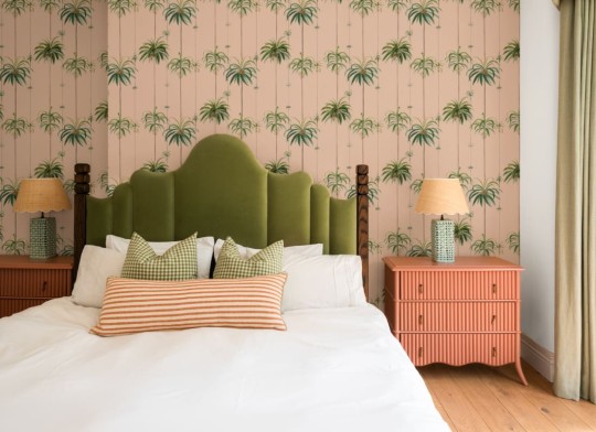 Hovia TR5619PI04R Queen Palm Peach - tapeta w palmy i paski