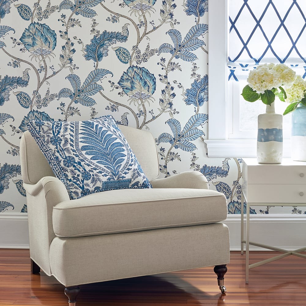 Anna French AT78738 Palampore Kalamkari Vine Blue and White - tapeta w kwiaty i liście w stylu jakobińskim