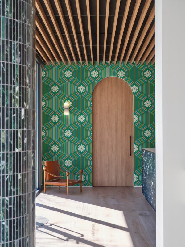 Hovia FL5701GR11R Joyride Green - tapeta w kwiaty i linie w stylu retro