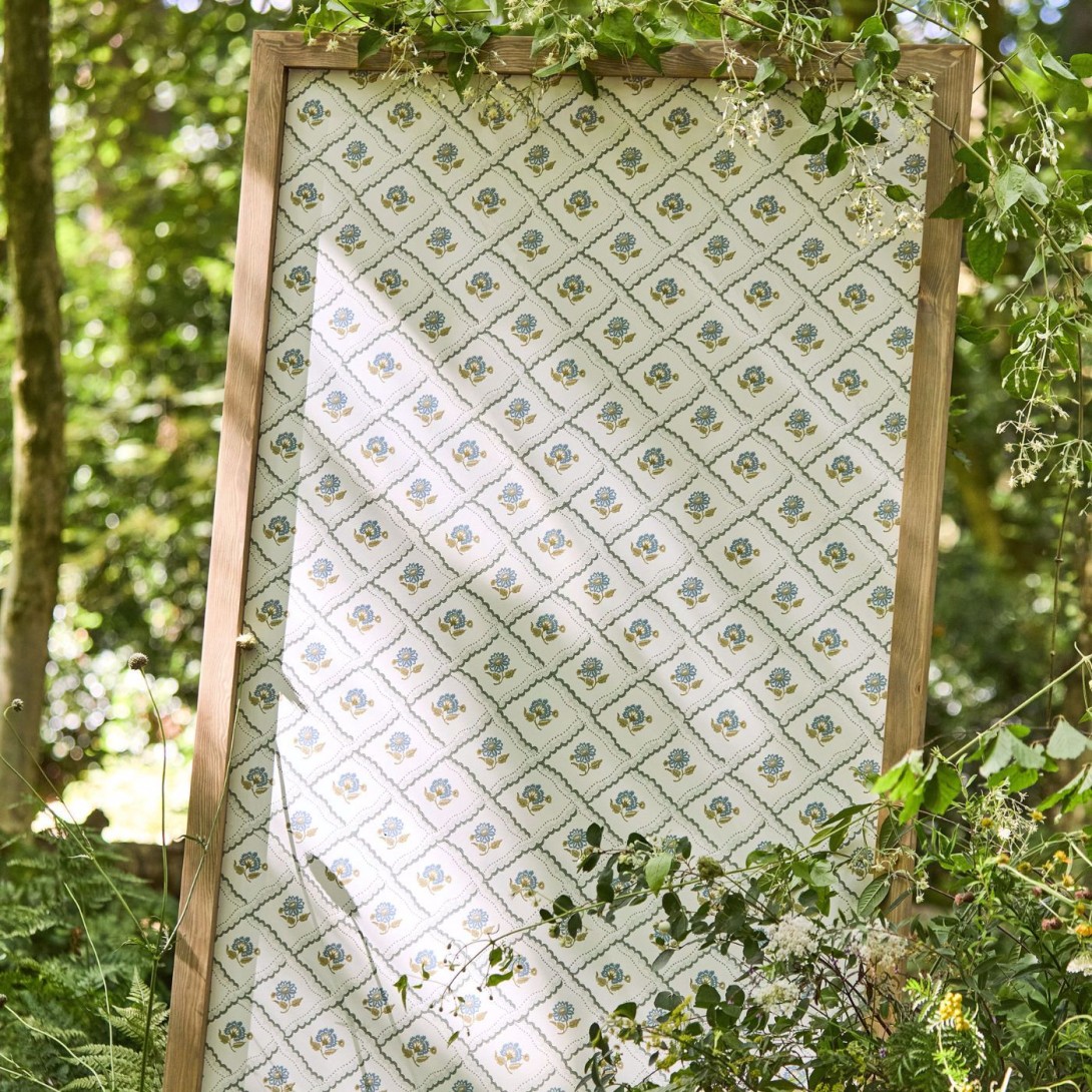 Sanderson 217440 Country Woodland Fairdown Forest - tapeta w kratownicę z kwiatkami