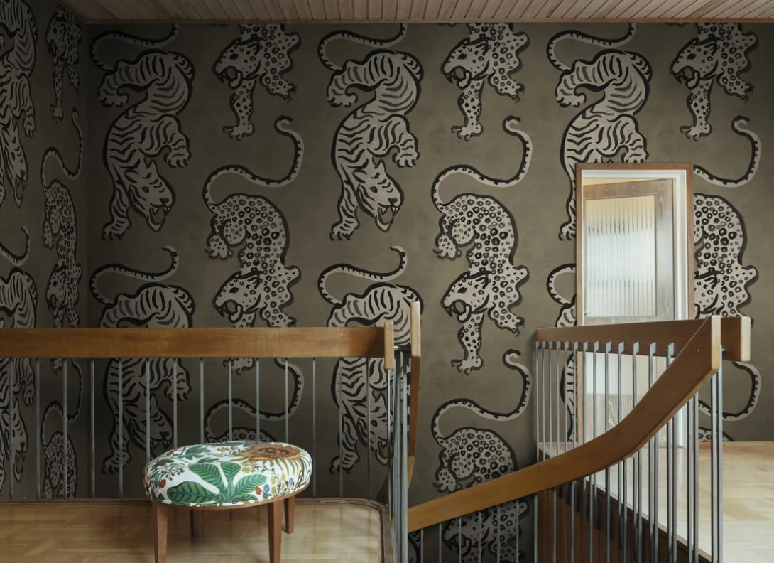 Rebel Walls R21242 Symbolic Ink Tiger Brown - mural w tygrysy