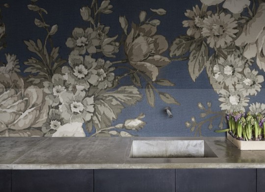 Rebel Walls R18493 Marie Olsson Nylander Efraim Dark Blue - mural w vintage kwiaty