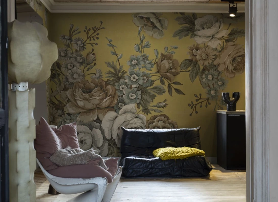 Rebel Walls R18495 Marie Olsson Nylander Efraim Saffron - mural w vintage kwiaty