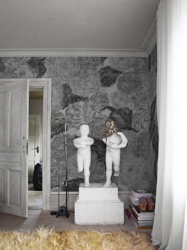 Rebel Walls R21286 Marie Olsson Nylander Sol Rosa Black & White - mural w retro róże