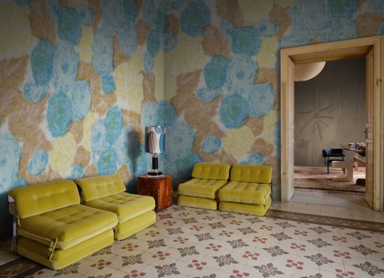 Rebel Walls R21287 Marie Olsson Nylander Sol Rosa Yellow - mural w retro róże