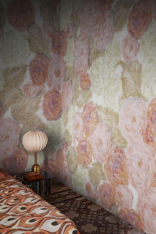 Rebel Walls R21288 Marie Olsson Nylander Sol Rosa Pink - mural w retro róże