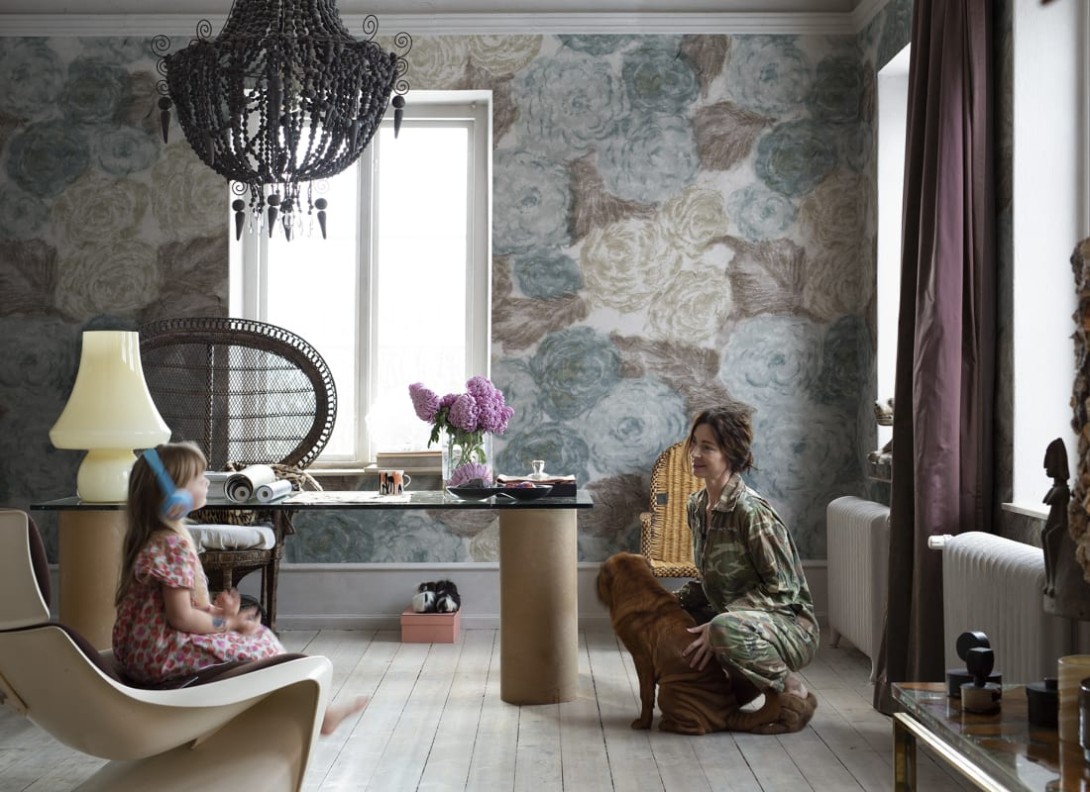 Rebel Walls R21372 Marie Olsson Nylander Sol Rosa Blue - mural w retro róże