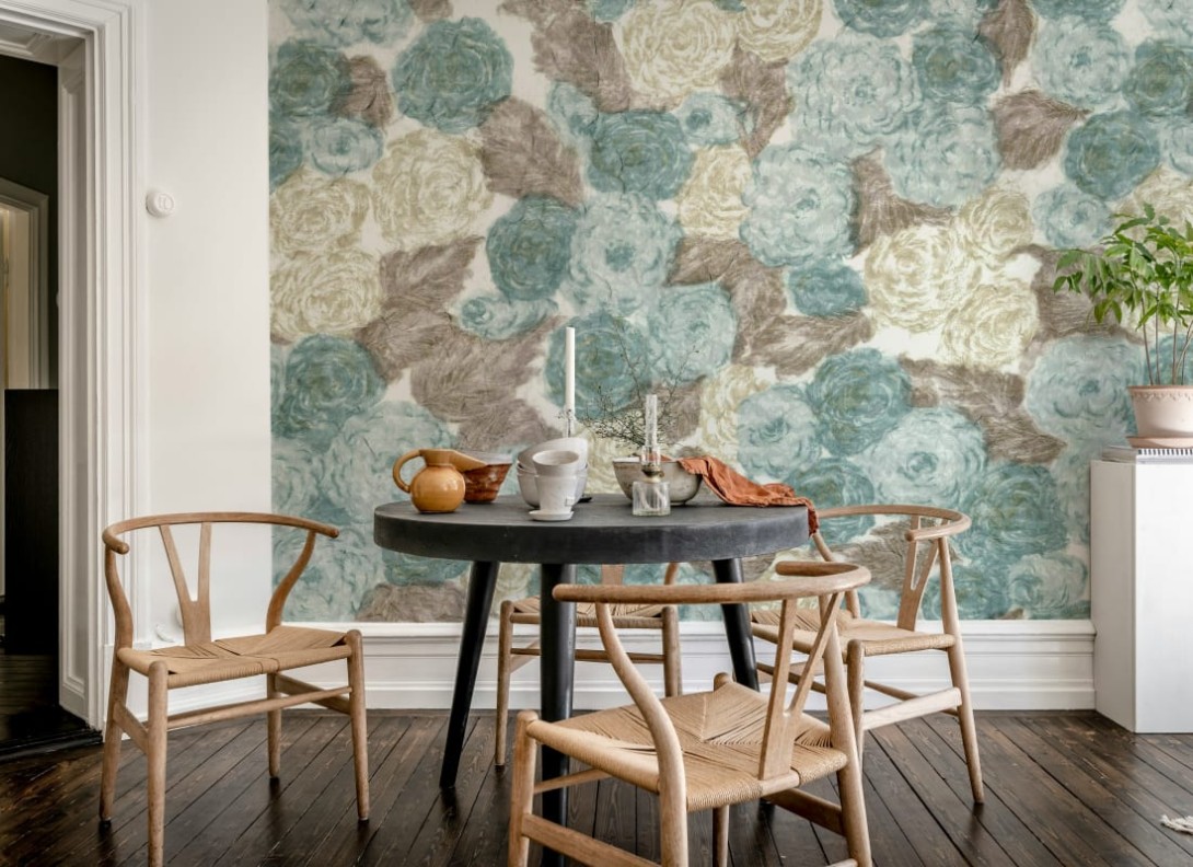 Rebel Walls R21372 Marie Olsson Nylander Sol Rosa Blue - mural w retro róże