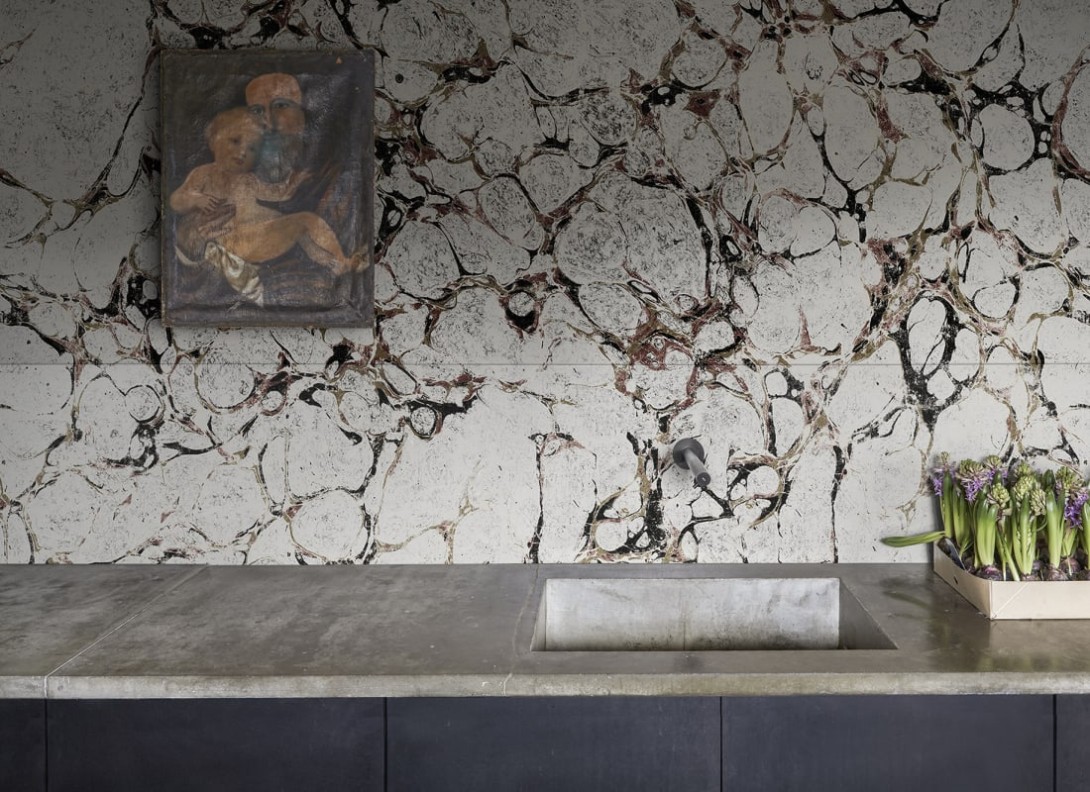 Rebel Walls R18484 Marie Olsson Nylander Romberg Graphite - mural imitujący marmur