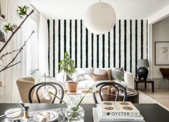 Rebel Walls R20674 Pops Painted Stripes Black & White - mural w paski