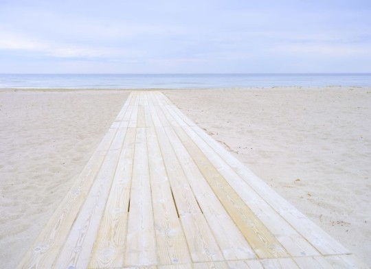 Rebel Walls R20260 Pops Pops To the Sea Sand - mural w morski krajobraz