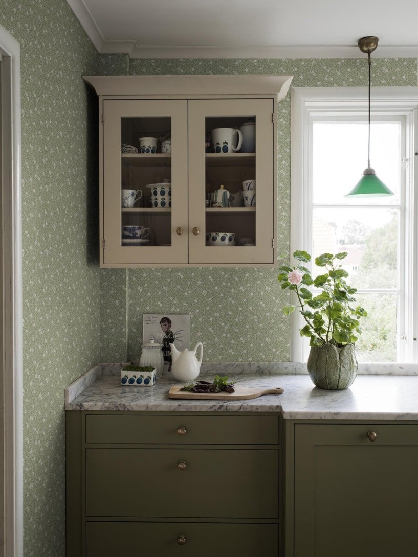 Boras Tapeter 5731 Mölle & Myrten Myrten Green – tapeta w drobne liście i kwiaty mirtu