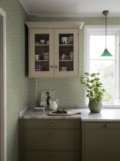 Boras Tapeter 5731 Mölle & Myrten Myrten Green – tapeta w drobne liście i kwiaty mirtu