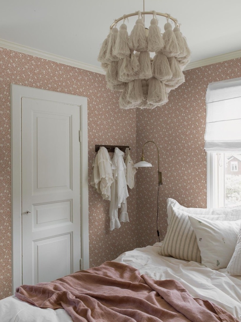 Boras Tapeter 5733 Mölle & Myrten Myrten Red – tapeta w drobne liście i kwiaty mirtu