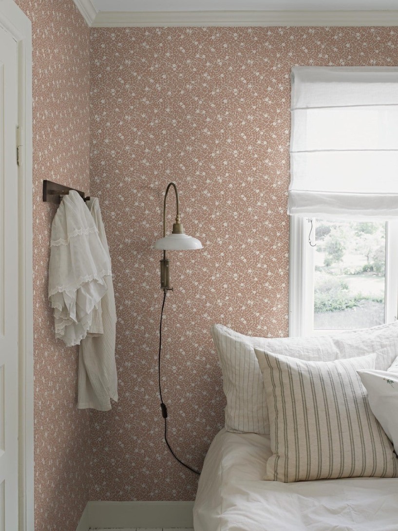 Boras Tapeter 5733 Mölle & Myrten Myrten Red – tapeta w drobne liście i kwiaty mirtu