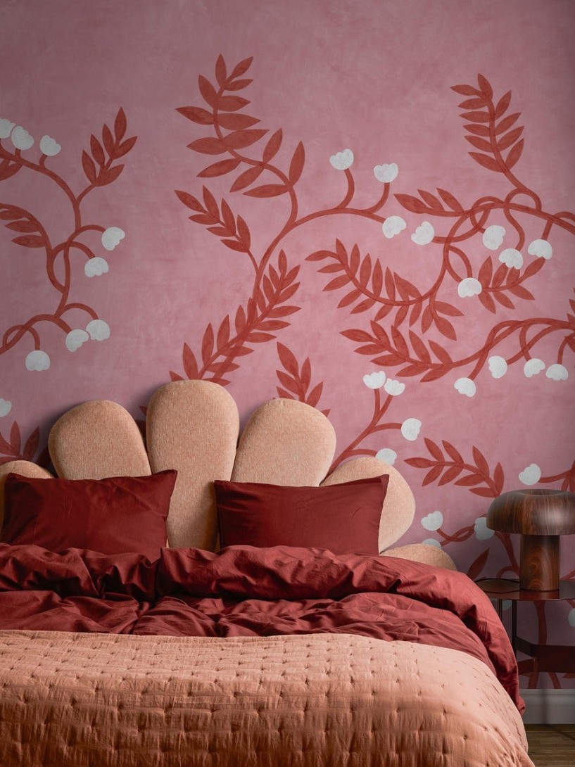 Boras Tapeter 9688W Studio Cecilia Pettersson Whispering Bell Pink – mural z motywem gałęzi, liści i kwiatów dzwonka