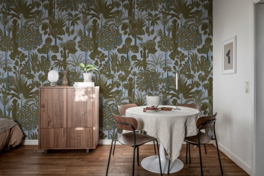 Rebel Walls R21391 Shutterstock Wild Tropics Light Blue - mural w egzotyczne rośliny