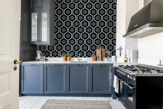 Rebel Walls R21562 Shutterstock Bold Hexagon Blue - mural w geometryczny wzór retro